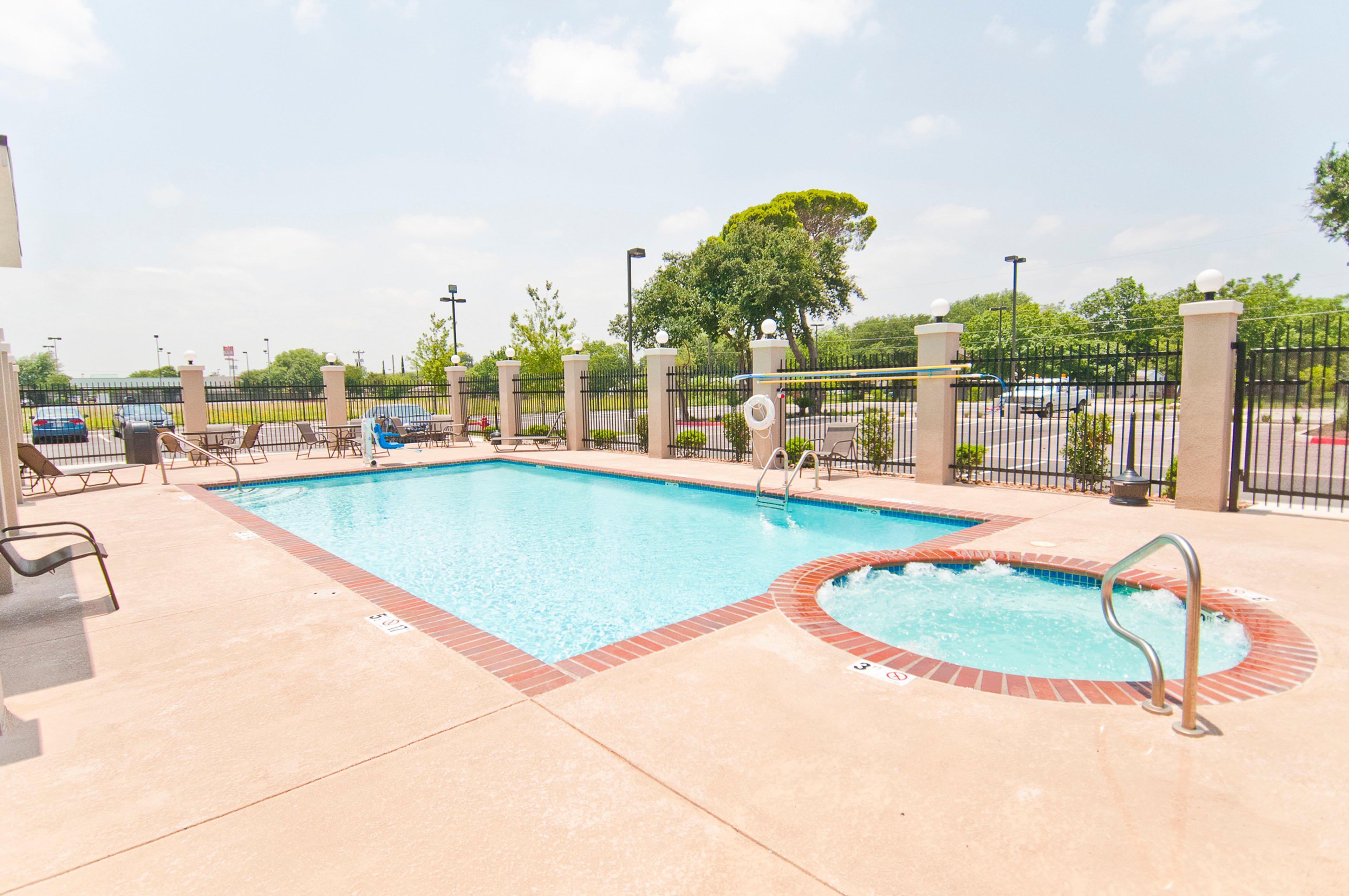 Holiday Inn Express & Suites San Antonio Frost Bank Center By Ihg Zewnętrze zdjęcie