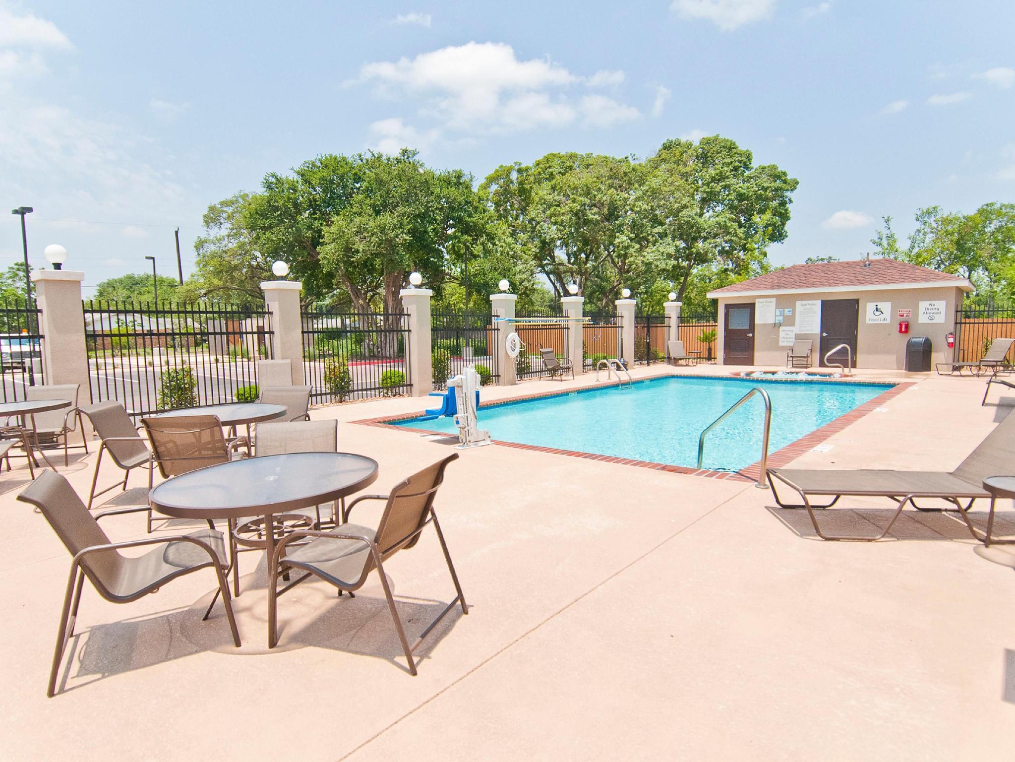 Holiday Inn Express & Suites San Antonio Frost Bank Center By Ihg Zewnętrze zdjęcie