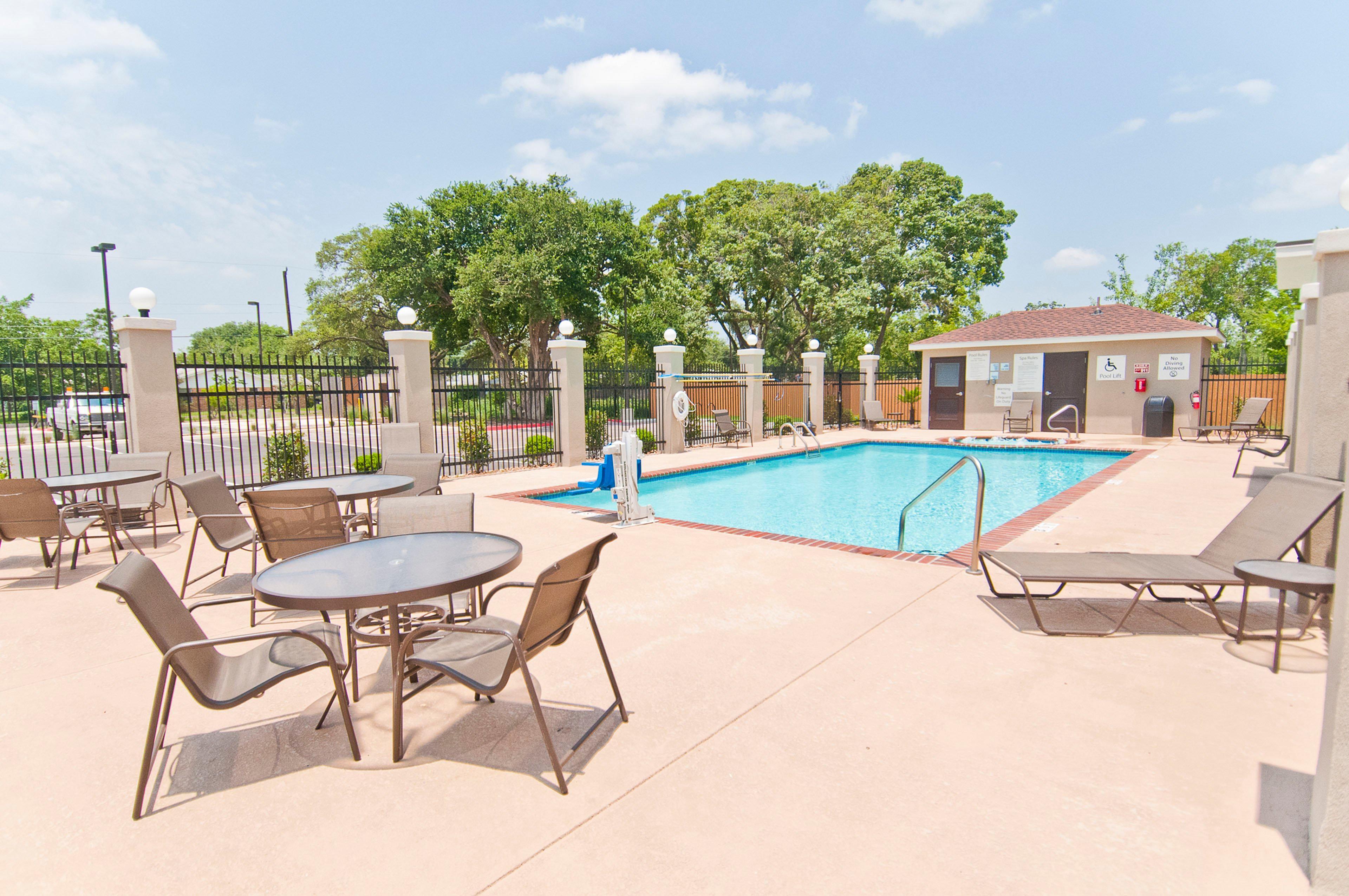 Holiday Inn Express & Suites San Antonio Frost Bank Center By Ihg Zewnętrze zdjęcie